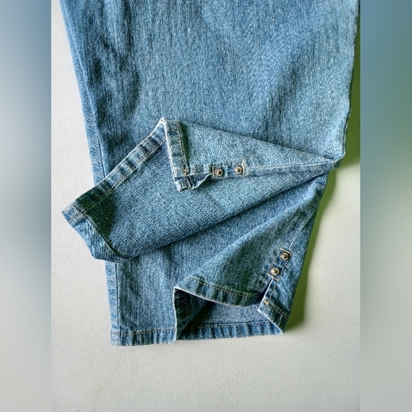 A Gloria Vanderbilt Amanda All-Around Slimming Effect Capri Denim Jeans - Picture 5 of 8